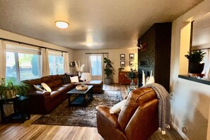 Smart TV, fireplace, books, printers - Moody Country Farmhouse (Albany)