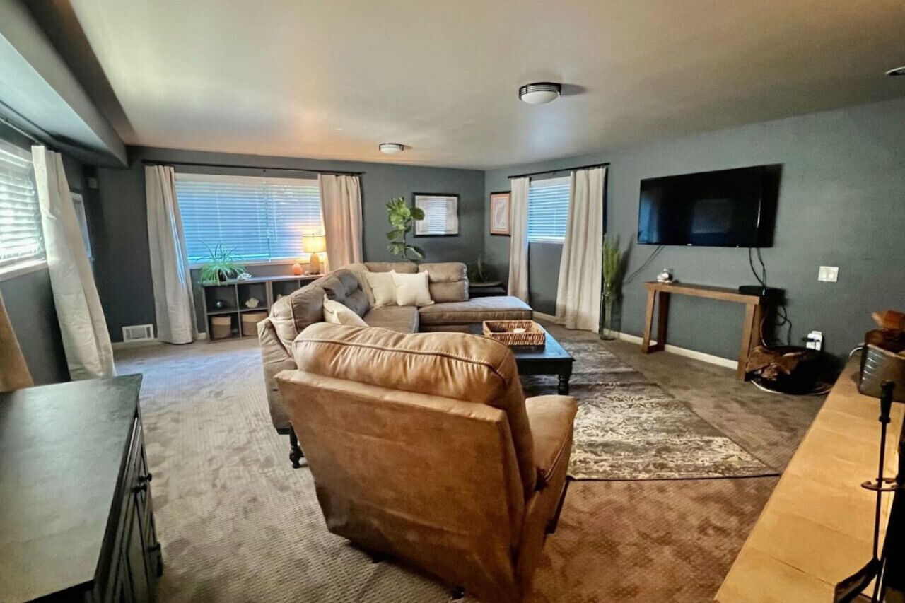 Una Smart TV, una chimenea, libros, una impresora