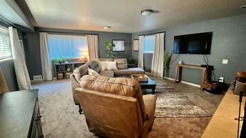 Smart-tv, een open haard, boeken en een printer