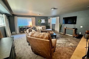 智能电视、壁炉、书、打印机