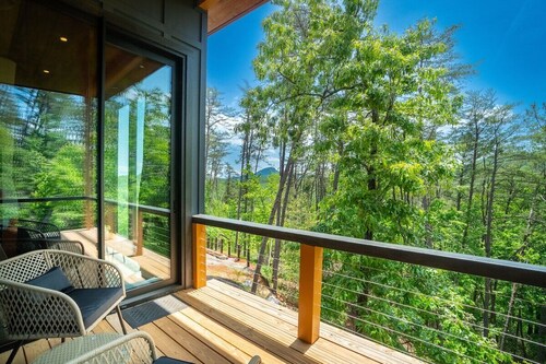 Luxury Couples Retreat | Hot Tub | Walk to Town