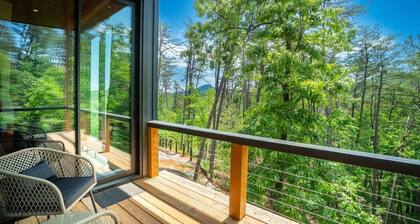Luxury Couples Retreat | Hot Tub | Walk to Town