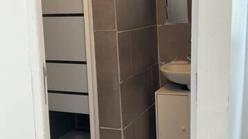 Douche, sèche-cheveux, bidet, serviettes fournies