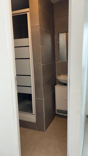 Dusj, hårføner, bidé og håndklær