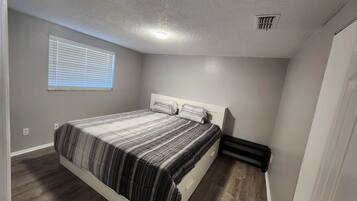 3 soverom, skrivebord, strykejern/-brett og reiseseng for barn