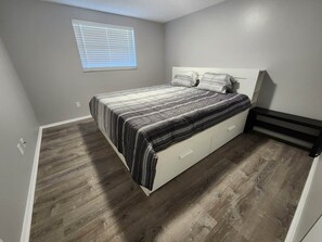 3 室のベッドルーム、デスク、アイロン / アイロン台、旅行用ベビーベッド