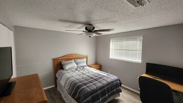 3 makuuhuonetta, työpöytä, silitysrauta/-lauta, vauvan matkasänky