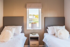 2 bedrooms, iron/ironing board, free WiFi, bed sheets - St Helens 2-bed Lodge, Sleeps 4, Pets Ok & Pool (Ryde)