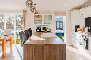 Private kitchen - St Helens 2-bed Lodge, Sleeps 4, Pets Ok & Pool (Ryde)