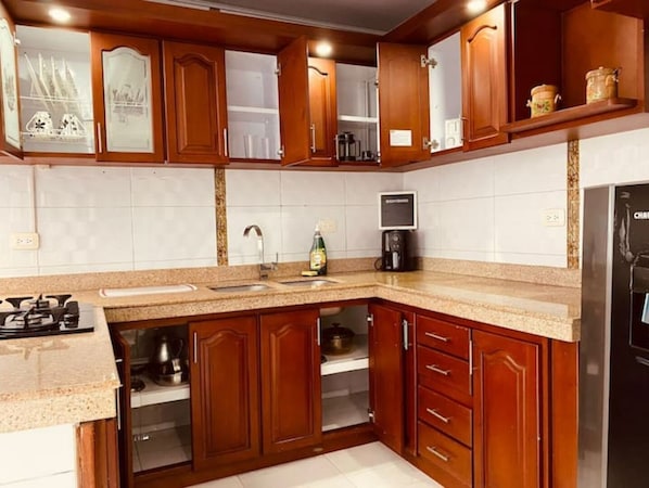 Mikrowelle, Wasserkocher mit Kaffee-/Teezubehör, Toaster, Esstisch