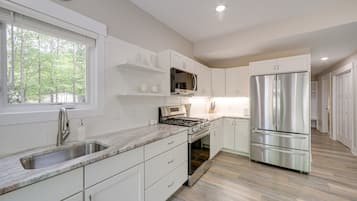 Coffee/tea maker, fridge, microwave, stovetop