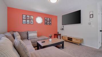 Una Smart TV, una chimenea, videojuegos