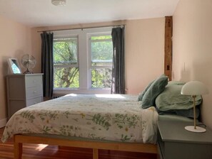 3 bedrooms, desk, travel crib, WiFi