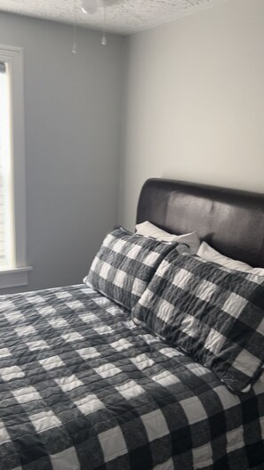 4 bedrooms, WiFi, bed sheets - Clean, Spacious House. Minutes away from the Beach.  (Beaubassin East)