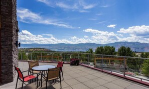 Outdoor dining - Resort Style Amenities With Pool & hot Tub, Minutes to Wineries and Golf (West Kelowna)