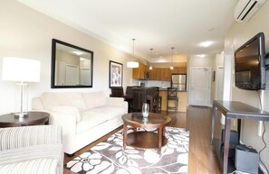 Smart TV - Resort Style Amenities With Pool & hot Tub, Minutes to Wineries and Golf (West Kelowna)