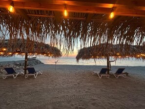 En la playa, camastros y toallas de playa 