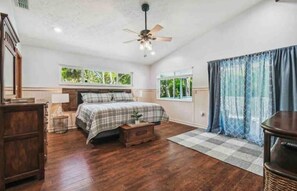 4 chambres, bureau, fer et planche à repasser, accès au Wi-Fi (inclus)