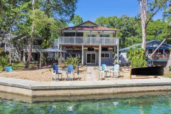 Come unwind in this spectacular fully equipted home that sleeps 12 w/2 kitchens