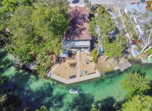 Best River Home-Bear Trail Retreat- 10 Kayaks, LG yard, Gazebo, Firepit & kayaks