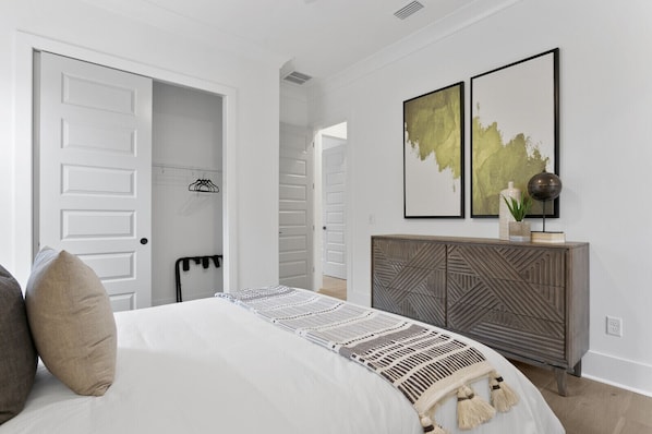 4 habitaciones, escritorio, tabla de planchar con plancha y wifi gratis