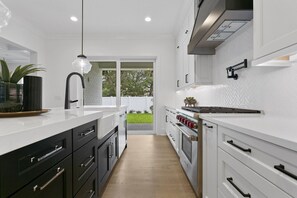 Fridge, microwave, oven, stovetop - Lavish & Spacious Home in Walkable Hyde Park (Tampa)