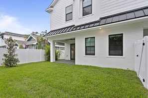 Exterior - Lavish & Spacious Home in Walkable Hyde Park (Tampa)