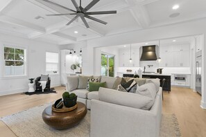 Smart TV, books - Lavish & Spacious Home in Walkable Hyde Park (Tampa)