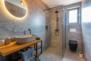 Regadera, secadora de cabello, toallas, jabón 