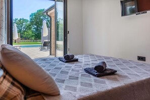 4 habitaciones, escritorio y tabla de planchar con plancha 