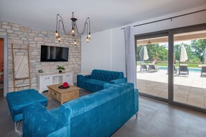 Smart TV, fireplace, table tennis, stereo