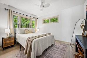 3 chambres, fer et planche à repasser, lit de bébé portatif