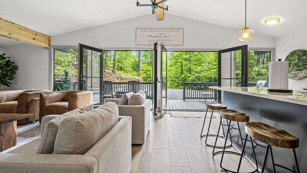 Ein modernes Interieur mit großem Fenster, einer Bar und einer Sitzecke.