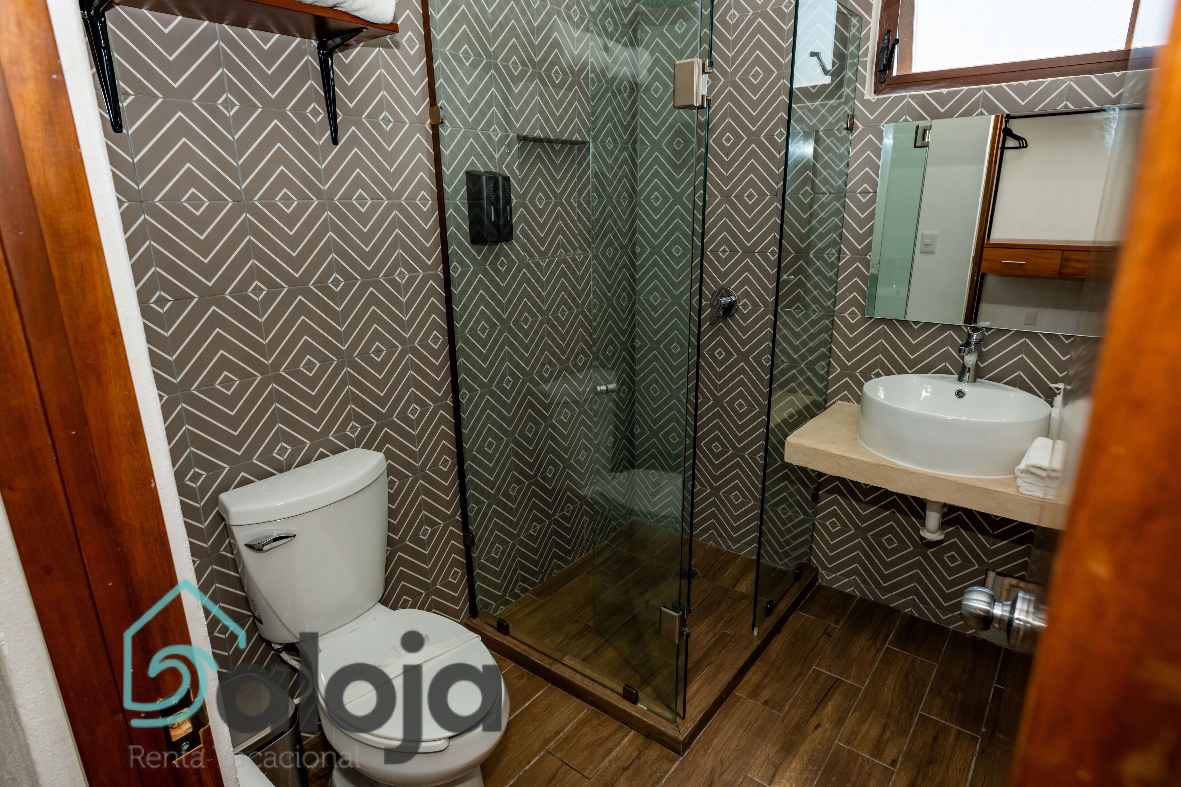 Un baño con ducha, inodoro y lavamanos.