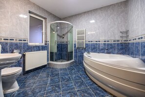 Deluxe Room, Balcony | Bathroom