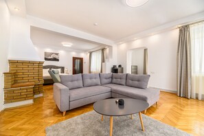 Kamar Premium | Meja kerja, kedap suara, Wi-Fi gratis, dan seprai linen