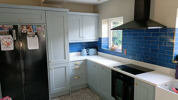 Fridge, oven, dishwasher, coffee/tea maker