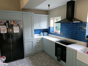 Fridge, oven, dishwasher, coffee/tea maker