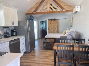 Silitysrauta/-lauta, Wi-Fi, vuodevaatteet