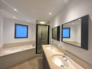 Douche, sèche-cheveux, serviettes fournies