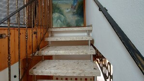 Eine Treppe mit Holzgeländern und einem Wandgemälde.