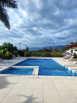 Una piscina al aire libre