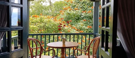 Premier kamer, 1 kingsize bed, uitzicht op tuin | 1 slaapkamer, een bureau, gratis wifi