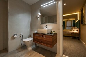 Rom – standard | Bad | Dusj, designertoalettartikler, hårføner og badekåper