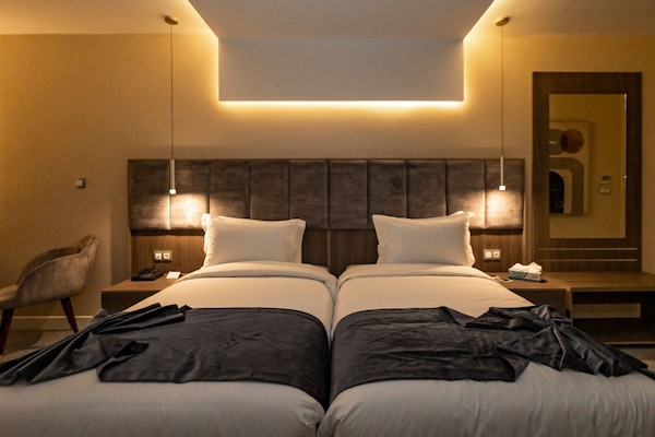 Standard Room | Peralatan tempat tidur premium, tilam berlapik, bar mini