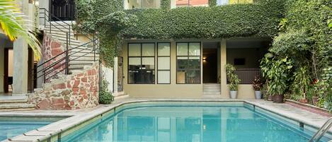 Hồ bơi ngoài trời, ghế dài tắm nắng