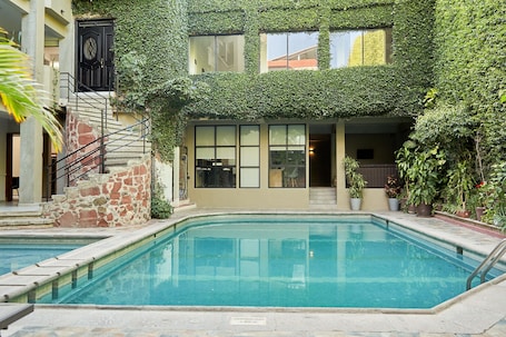 Outdoor pool, pool loungers. HOTEL GARCIA PERAL