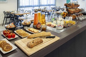 A breakfast buffet with various food items and beverages. - Best Western Les Aureliades (Trignac)