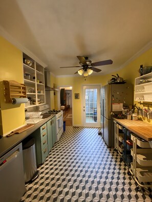 Four Ă micro-ondes, un four, surface de cuisson, lave-vaisselle