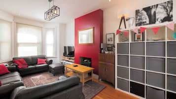 House (4 Bedrooms) | Living area | 35-inch TV with satellite channels